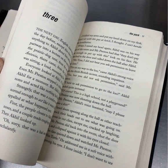 The Pack by: Elisa Carbone, hardback book - Picture 5 of 6